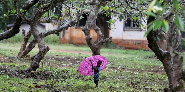Ein Kind mit einem Schirm