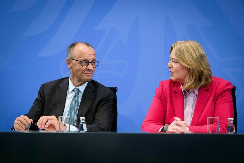 Friedrich Merz (l), Bundeskanzler und Bundesvorsitzender der CDU, und Bärbel Bas, Bundesministerin für Arbeit und Soziales und Bundesvorsitzende der SPD, äußern sich bei einer Pressekonferenz