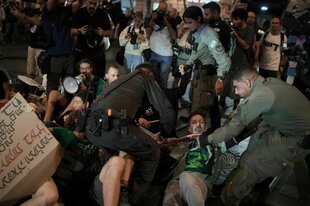 Handgemenge zwischen Polizei und Demonstranten
