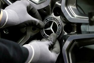 Mit Handschuhen wird der Mercedes-Markenstern sorgfältig ins Zentrum des Lenkrads platziert.