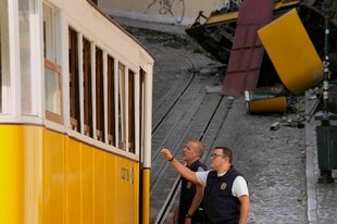 Polizeibeamte inspizieren die Stelle, an der eine Straßenbahn für Touristen entgleist ist