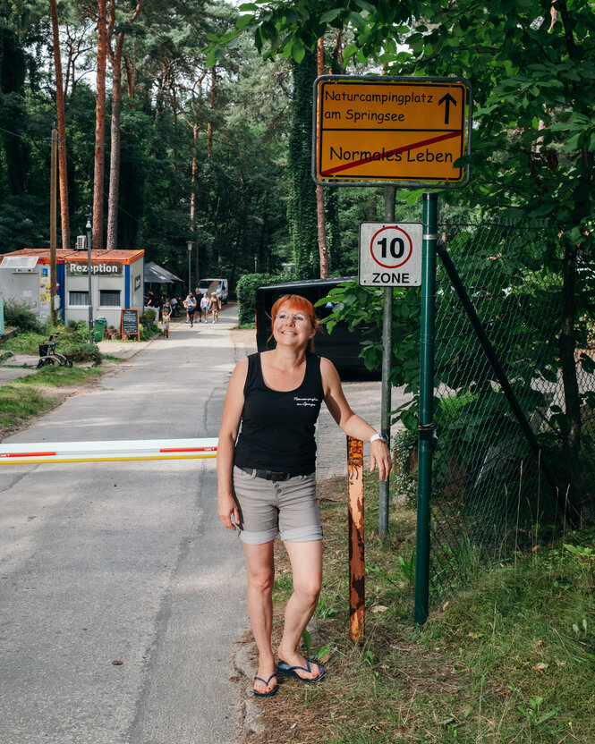 Porträt am Eingang eines Campingplatzes.