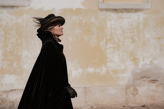 Die Duse in Venedig, natürlich in schwarz gekleidet.