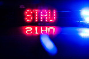 „Stau“ ist auf dem Dach eines Polizeiautos zu lesen