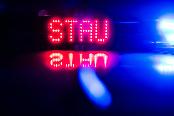 „Stau“ ist auf dem Dach eines Polizeiautos zu lesen
