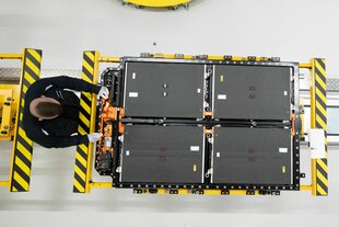 Sicht von oben auf eine Batterieeinheit, bereit zum Einbau in ein E-Fahrzeug
