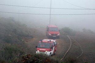 Ländliche Gegend, von Nebelümhüllte Feuerwehrautos