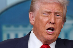Nahaufnahme von Donald Trump, er spricht auf einer Pressekonferenz