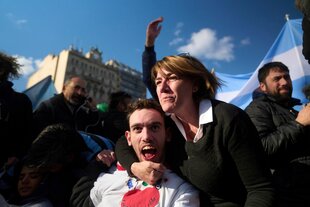 Eine Frau und ihr Sohn mit Behinderung auf einer Demo in Buenos Aires