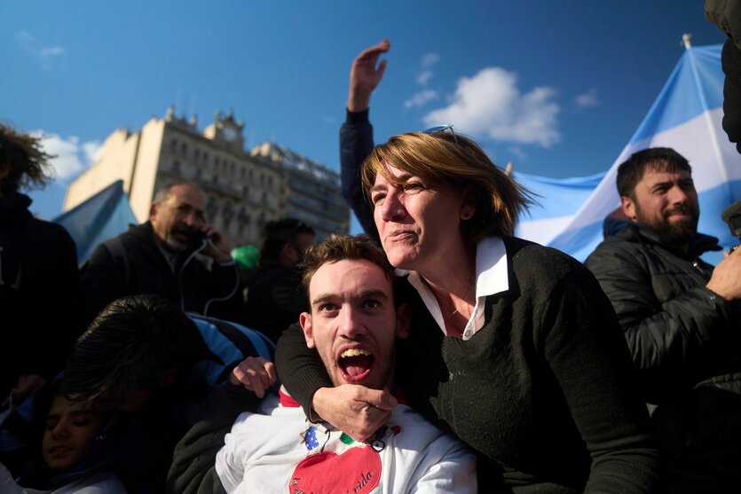 Eine Frau und ihr Sohn mit Behinderung auf einer Demo in Buenos Aires
