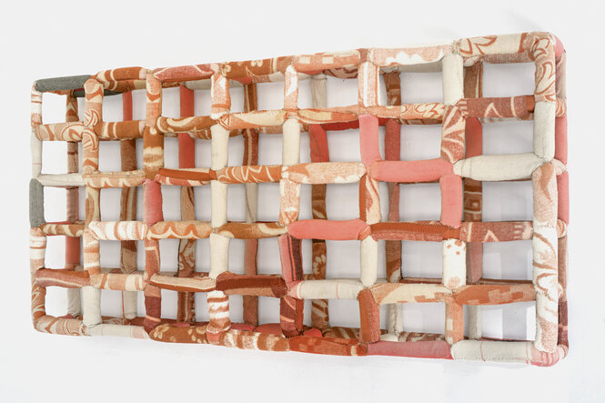 Skulptur von 1995 ohne Titel: Ein Gitter aus alten Decken, an die Wand gehängt