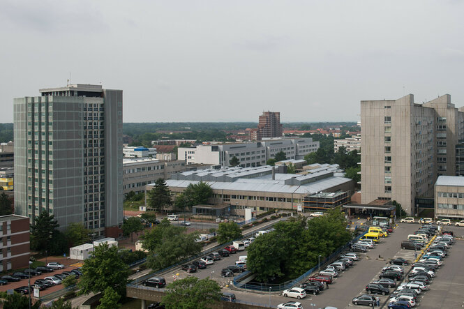 Blick auf die Medizinische Hochschule Hannover und einen Parkplatz davor
