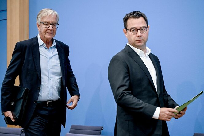 Zwei Männer im Anuzg: Dietmar Bartsch (Linke) und Sebastian Schäfer (Grüne)