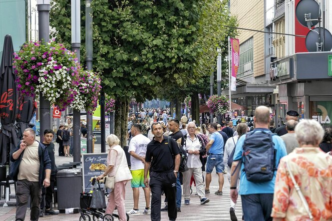 Einkaufsstrasse in Gelsenkirche, viele Menschen sind unterwegs