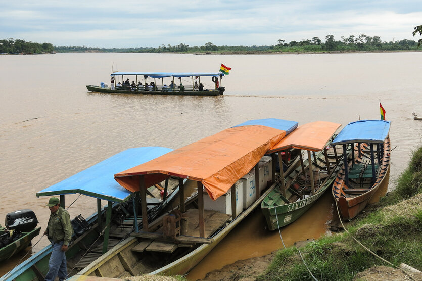 Boote auf dem Beni-Fluss in Bolivien