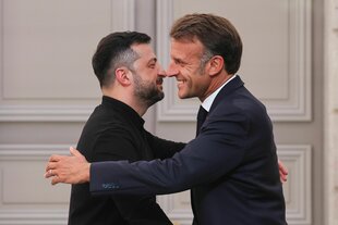 Zwei Männer begrüßen sich
