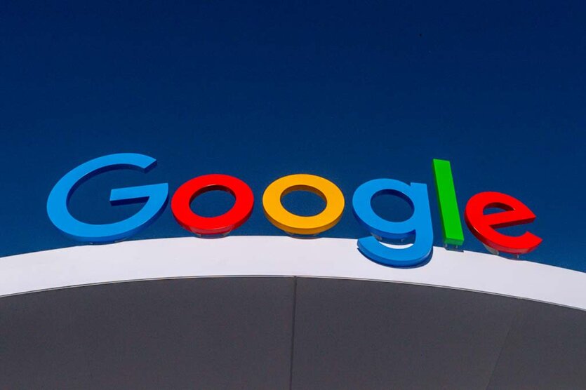 Ein bunter Google-Schriftzug auf dem Dach eines Gebäudes