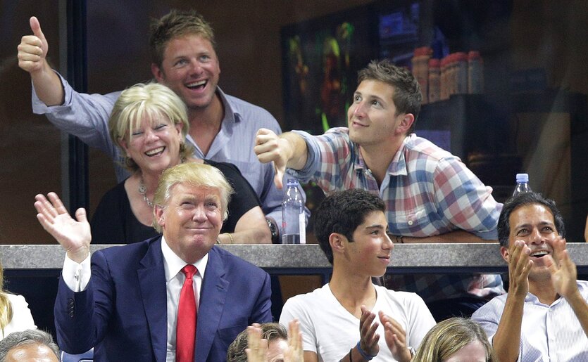 Donald Trump auf der Zuschauertribüne bei US-Open. Er klatscht. Ein junger Mann in der Reihe hinter ihm, reckt sich vor und zeigt seinen Daumen nach unten
