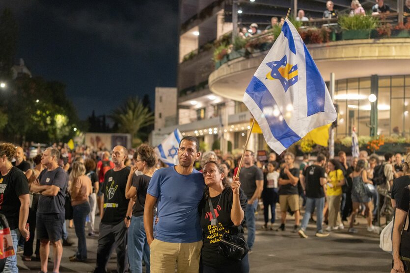 Demonstrierende mit israelischer Fahne