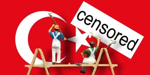 Symbolbild: Plästikmänneken sitzen mit dem Rücken zum Betrachter auf einem Holzgerüst vor einer roten Wand und pinseln den türkischen Halbmond mit weißer Farbe drauf. Versetzt steht das englische Wort "censored", auf deutsch zensiert in schwarzer Farbe.