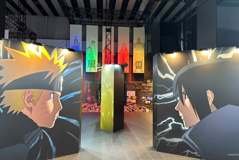 Naruto und Sasuke fliegen durch die Ausstellung