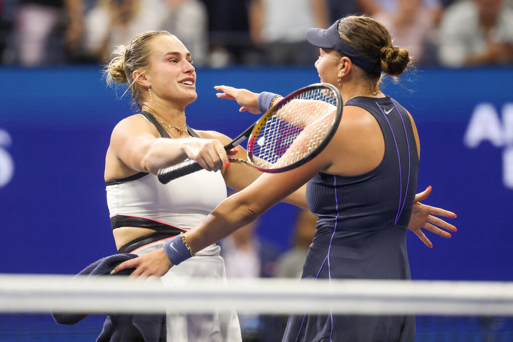 Aryna Sabalenka und Amanda Anisimova umarmen sich nach der Partie