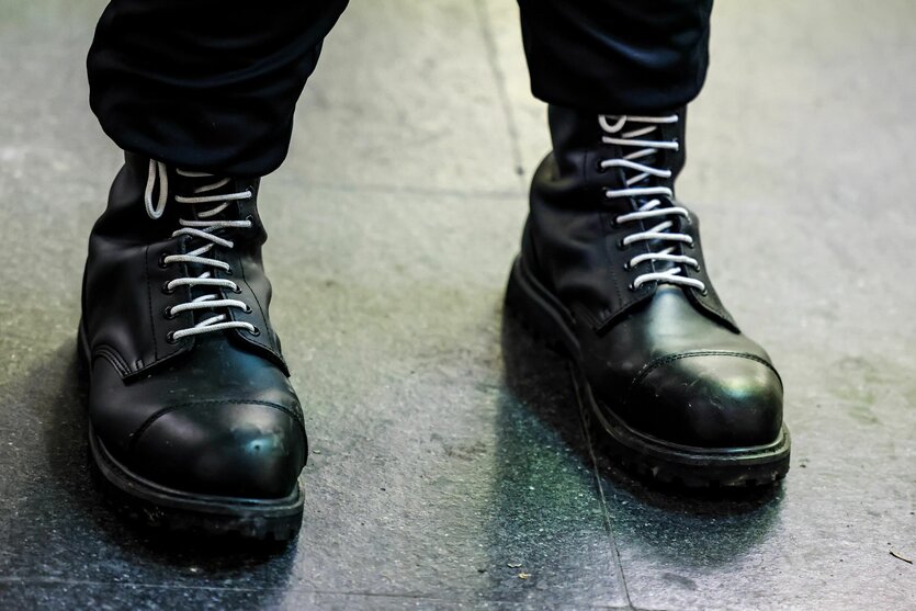 Springerstiefel mit weißen Schnürsenkeln