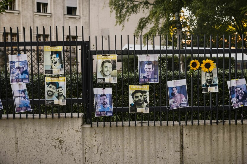 Portraits der entführten Geisel hängen am Zaun des Fränkelufers