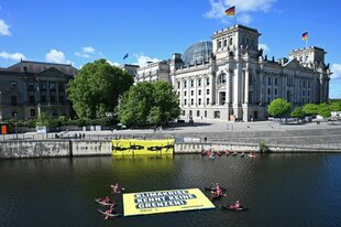 Proteste für mehr Klimaschutz auf der Spree