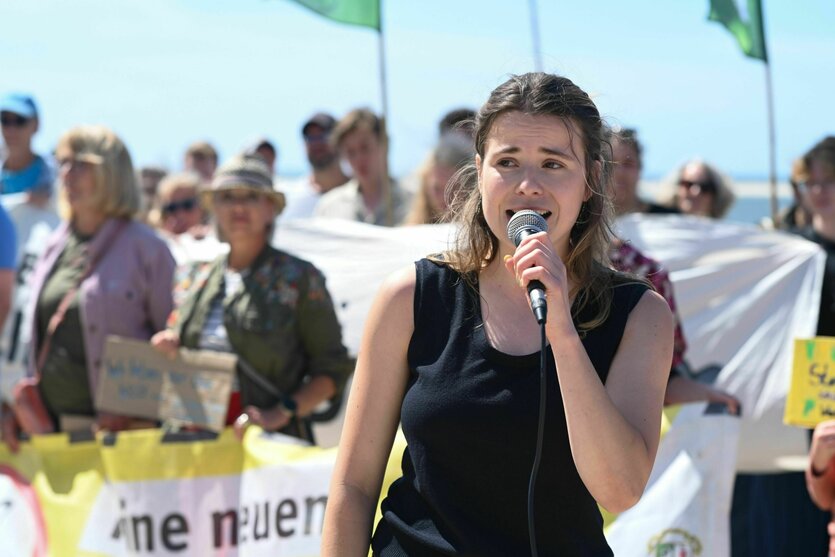 Luisa Neubauer spricht auf der Fridays-for-Future-Demonstration