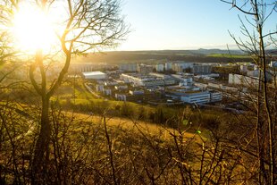 Die Uniklinik mit Universität in Jena von einem Hügel aus gesehen