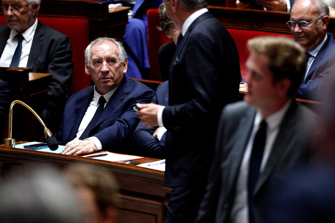 Francois Bayrou sitzt an seinem Platz in der französischen Nationalversammlung und wirkt erschöpft