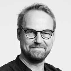 Porträt eines Mannes mit Bart und Brille
