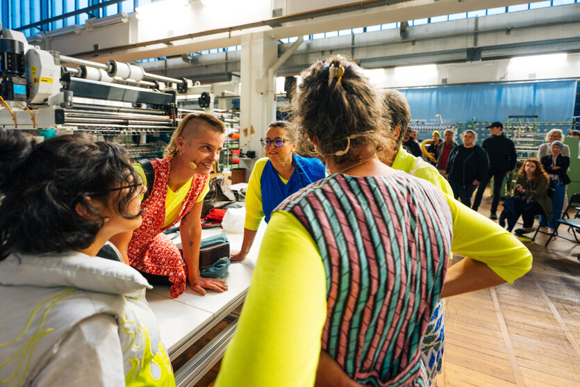 Frauen in Arbeitskleidung in einer Textilfabrik