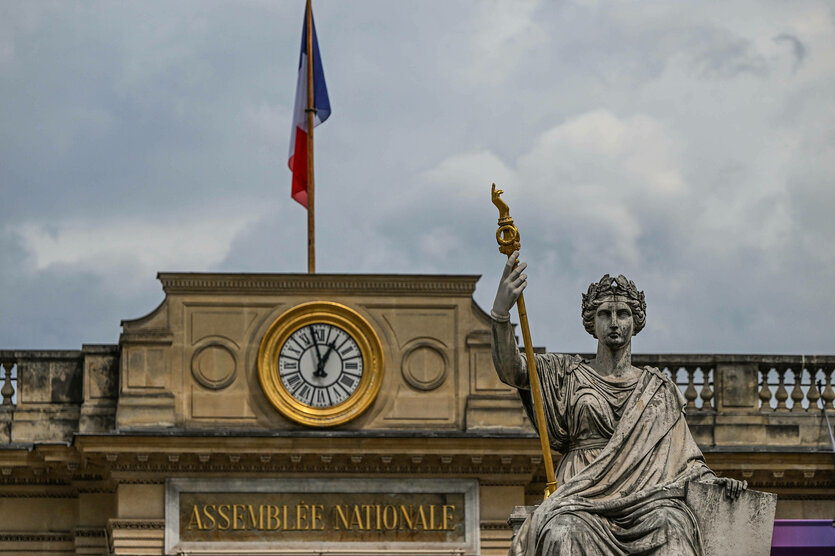 Die Statue der Marianne vor dem Gebäude der Französischen Nationalversammlung in Paris