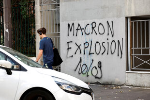 Ein Graffiti an der Hauswand:Macron Explosion 10/09