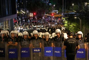 Türkische Polizisten blockieren am Sonntag den Zugang zum Hauptquartier der Oppositionspartei CHP