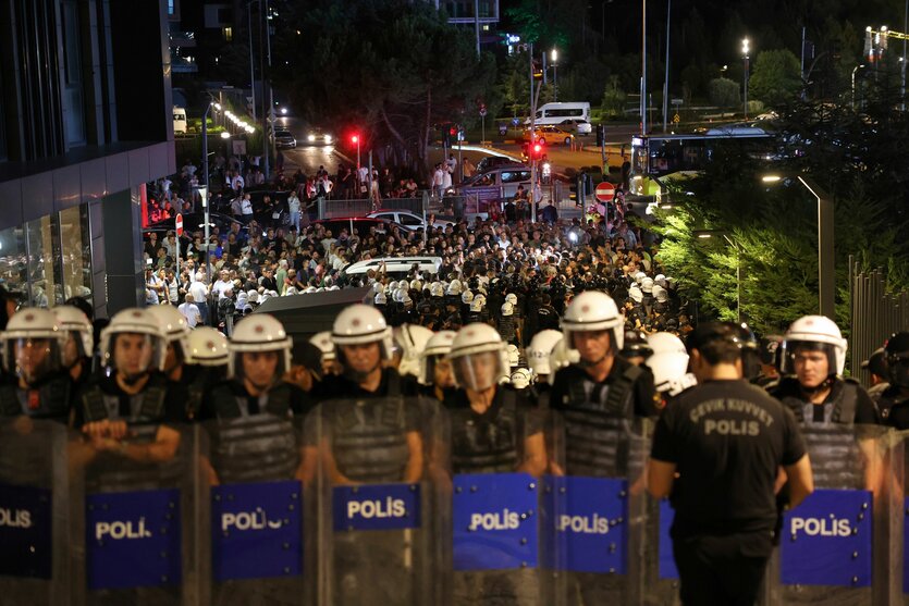 Türkische Polizisten blockieren am Sonntag den Zugang zum Hauptquartier der Oppositionspartei CHP