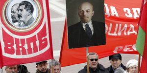 Demonstranten mit Lenin- und Stalin-Transparenten