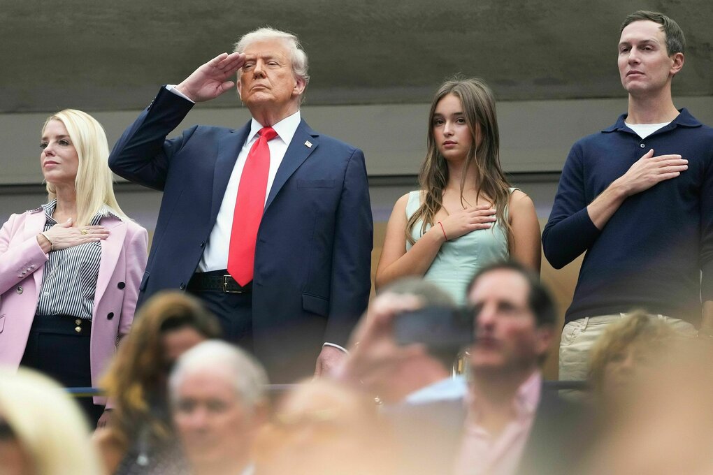 US-Präsident Trump hält die Hand an seine Stirn, während die Nationalhymne gespielt wird