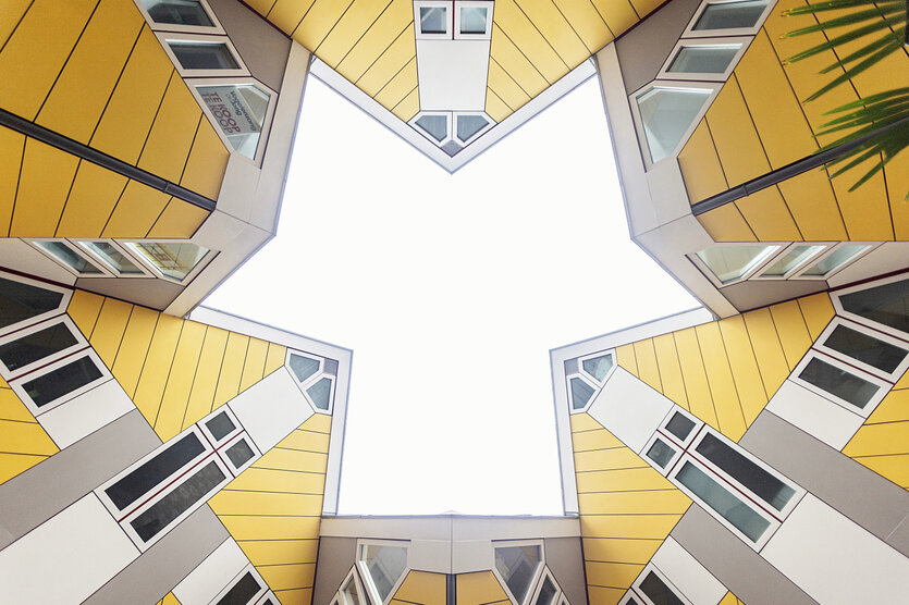 Blick Richtung Himmel an den Kubuswohnungen