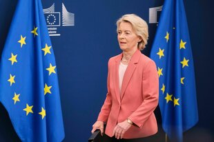 Ursula von der Leyen, kommt im EU-Hauptquartier zu einem Pressestatement