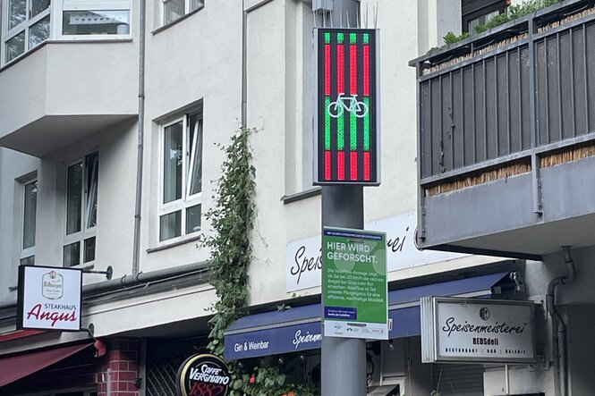 Die VeloFlow-Anzeige an einem Laternenpfahl in der Kreuzbergstraße in Berlin-Kreuzberg.