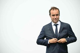 Sebastien Lecornu knöpft seinen Anzug zu