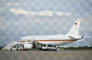 Eine Maschine der Bundesregierung parkt auf dem Flughafen Leipzig/Halle
