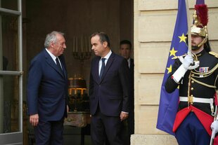 Der scheidene Premierminister Francois Bayrou (links) und sein Nachfolger Sebastien Lecornu (rechts)