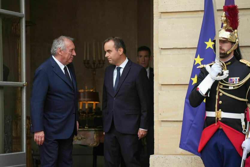 Der scheidene Premierminister Francois Bayrou (links) und sein Nachfolger Sebastien Lecornu (rechts)