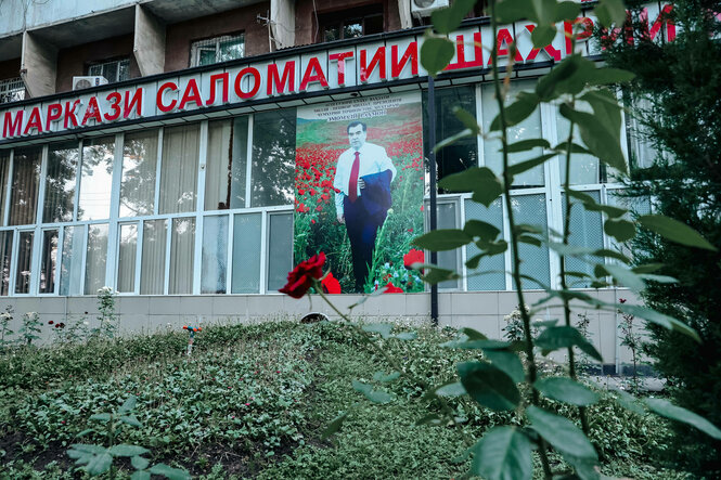 Ein Bild von Diktator Emomali Rahmon an einem Haus in Dushanbe, Tadschikistan