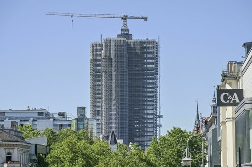 Die Bauruine des Steglitzer Kreisels: ein entkerntes und eingerüstetes Haus mit Baukran