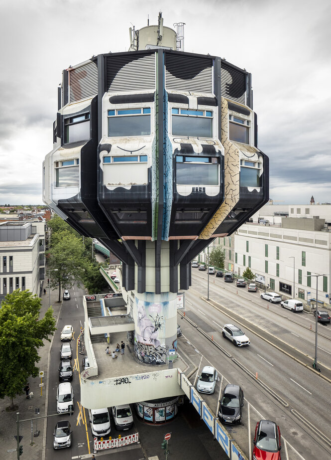 Der Bierpinsel, ein futuristischer Betonturm an einer Autobahn